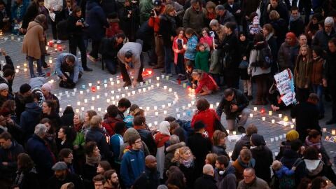 Homenaje en Molenbeek tras los atentados de Par&iacute;s