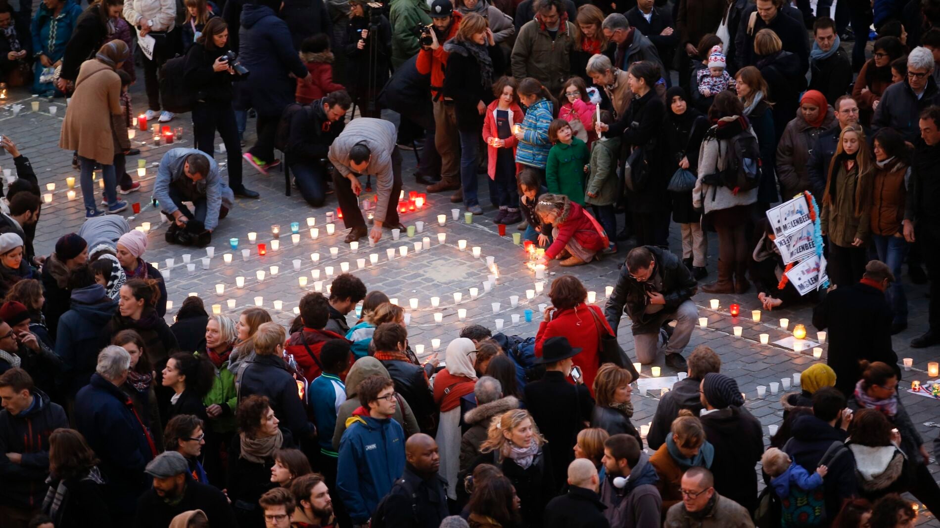 Homenaje en Molenbeek tras los atentados de Par&iacute;s