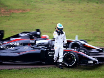 Alonso se baja de su monoplaza en Interlagos