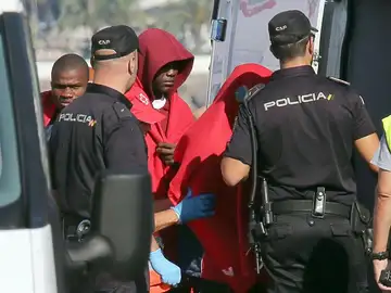 Tres de los 22 inmigrantes rescatados Tres de los 22 inmigrantes rescatados