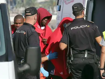 Tres de los 22 inmigrantes rescatados Tres de los 22 inmigrantes rescatados