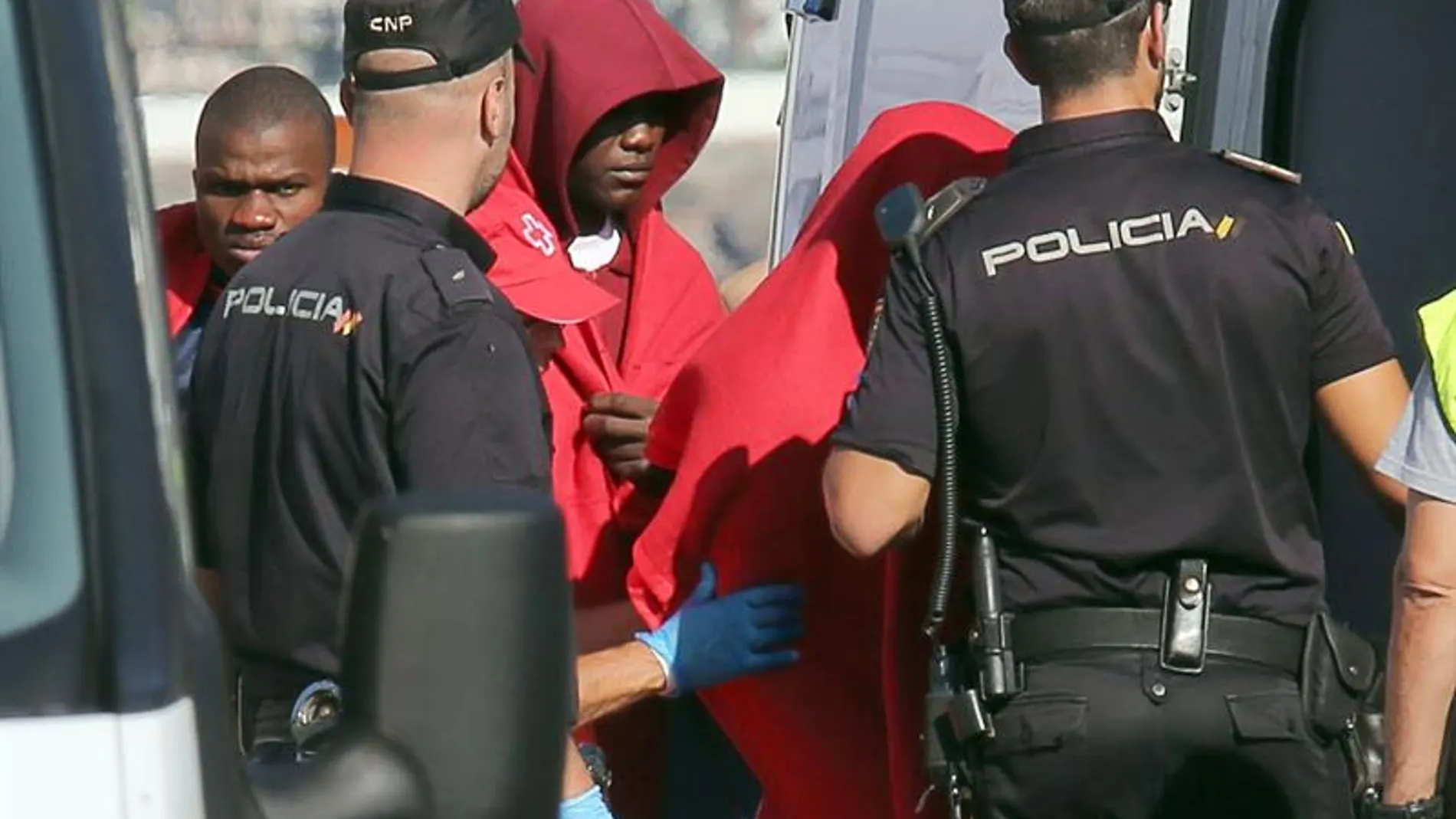 Tres de los 22 inmigrantes rescatados Tres de los 22 inmigrantes rescatados