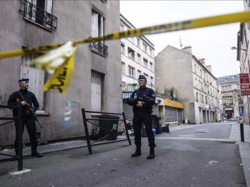 Policía francesa durante la operación de Saint Denis