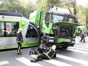 Accidente entre un camión de recogida de basura y un tranvía en Bilbao