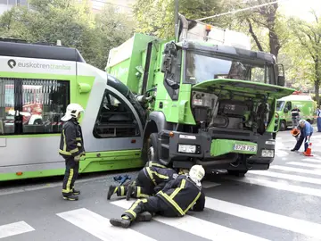 Accidente entre un camión de recogida de basura y un tranvía en Bilbao Accidente entre un camión de recogida de basura y un tranvía en Bilbao