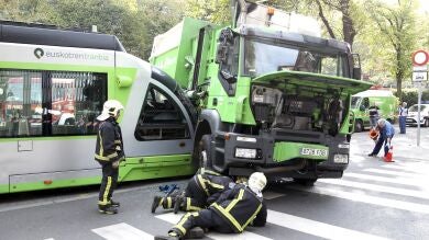 Siete heridos al chocar un tranvía con un camión de la limpieza en Bilbao