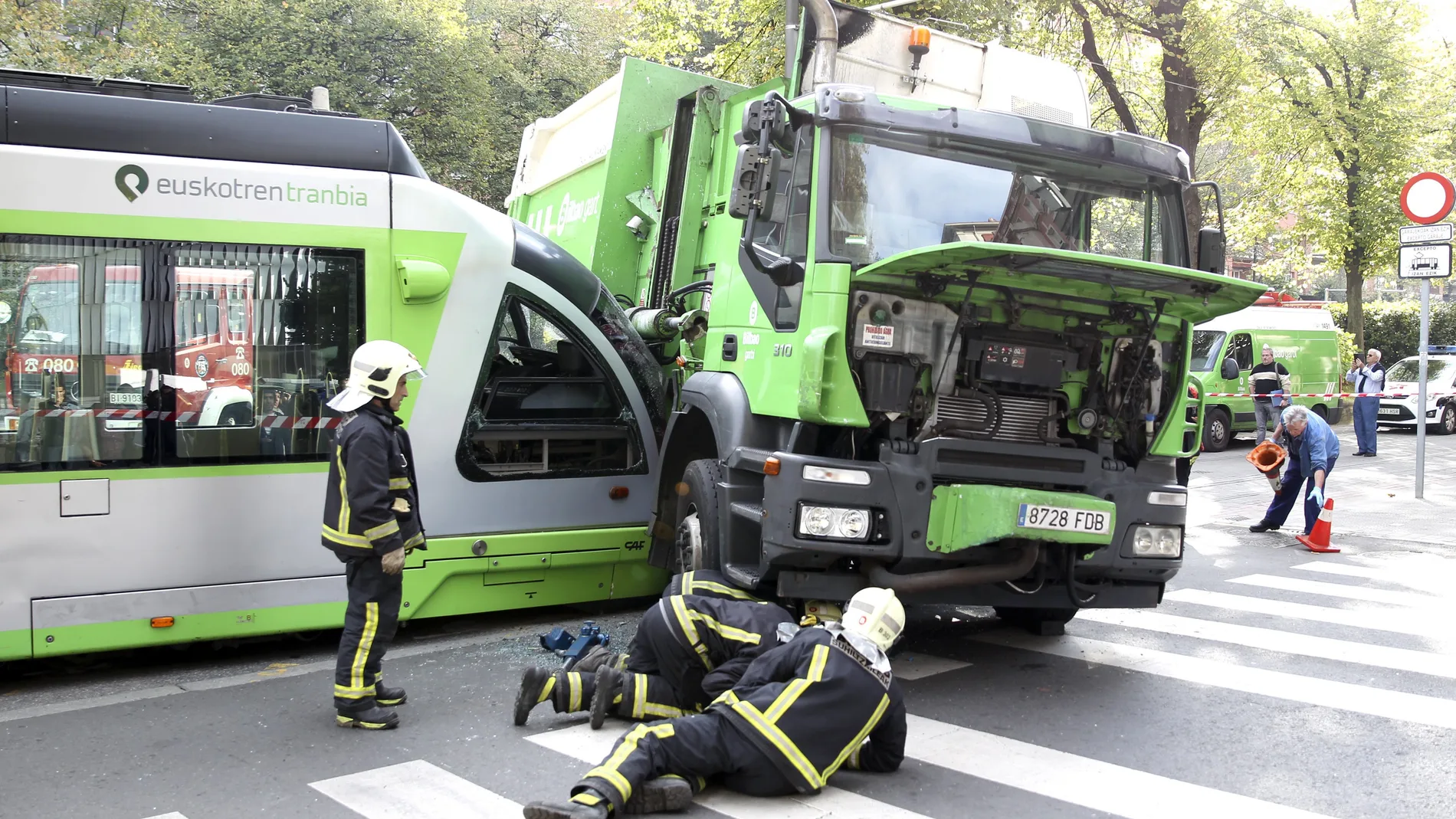 Accidente entre un camión de recogida de basura y un tranvía en Bilbao Accidente entre un camión de recogida de basura y un tranvía en Bilbao