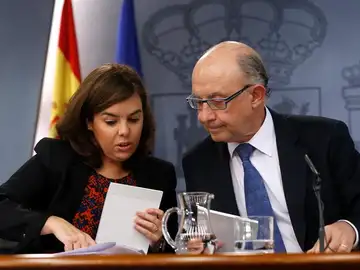 Sáenz de Santamaría junto a Cristóbal Montoro Sáenz de Santamaría junto a Cristóbal Montoro