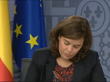 La vicepresidenta del Gobierno, Soraya Sáenz de Santamaría, durante la rueda de prensa posterior al Consejo de Ministros La vicepresidenta del Gobierno, Soraya Sáenz de Santamaría, durante la rueda de prensa posterior al Consejo de Ministros