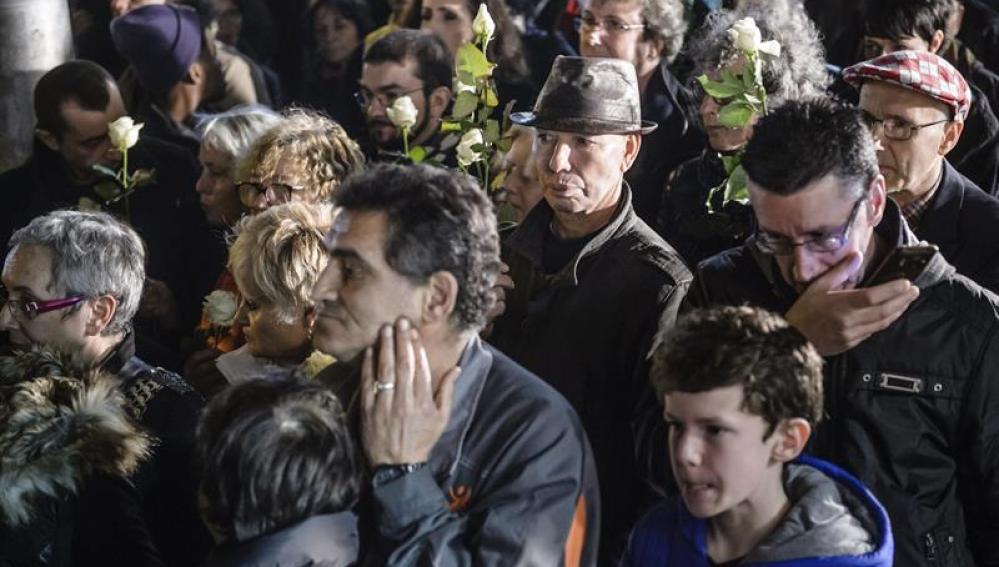 Decenas de personas rindiendo homenaje a las víctimas de los atentados en Saint Denis