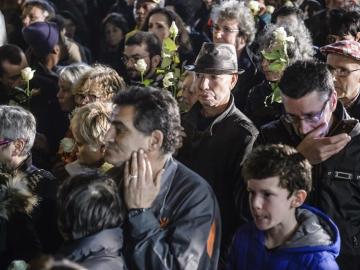 Decenas de personas rindiendo homenaje a las víctimas de los atentados en Saint Denis