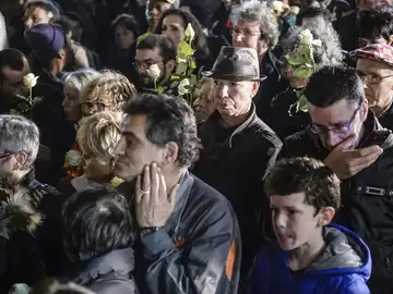 Decenas de personas rindiendo homenaje a las víctimas de los atentados en Saint Denis Decenas de personas rindiendo homenaje a las víctimas de los atentados en Saint Denis