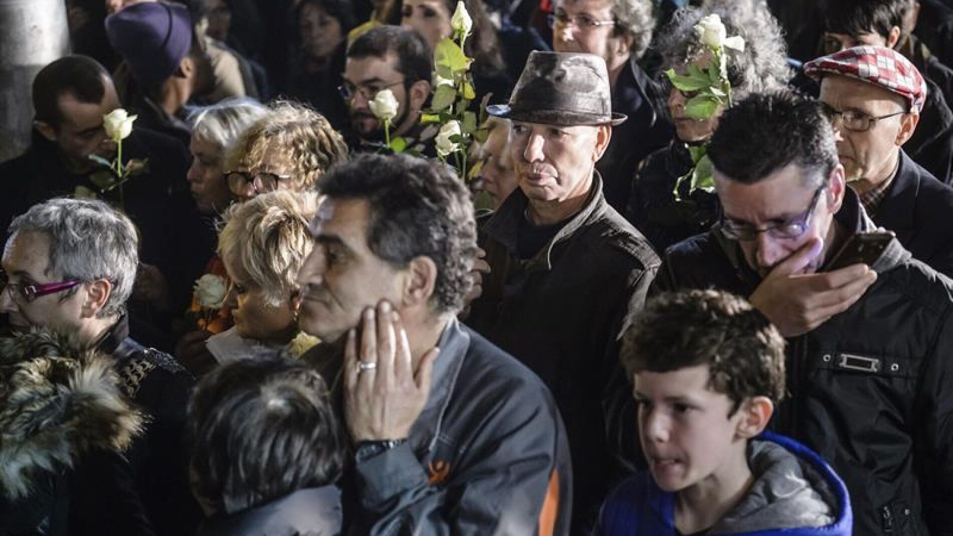 Decenas de personas rindiendo homenaje a las v&iacute;ctimas de los atentados en Saint Denis