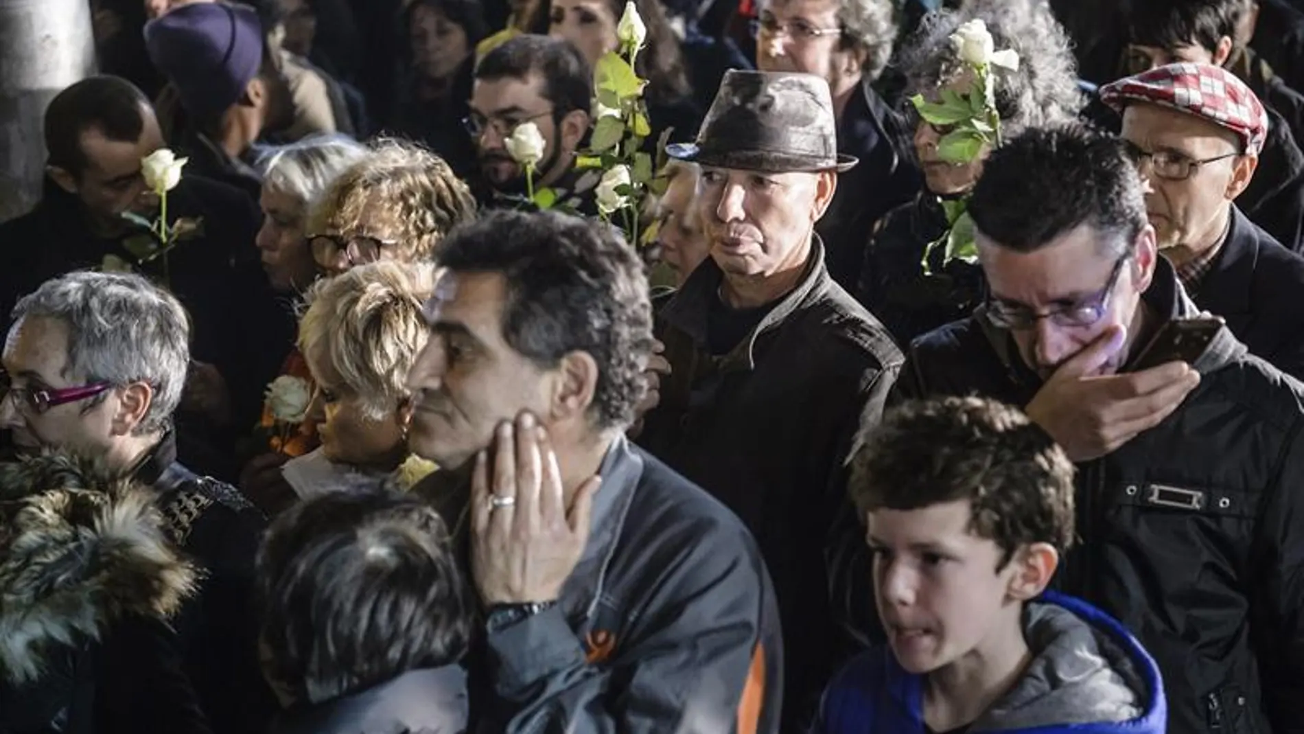 Decenas de personas rindiendo homenaje a las víctimas de los atentados en Saint Denis Decenas de personas rindiendo homenaje a las víctimas de los atentados en Saint Denis