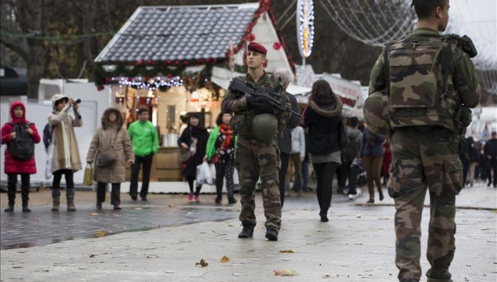 Miembros del ejército patrullan un mercado navideño 