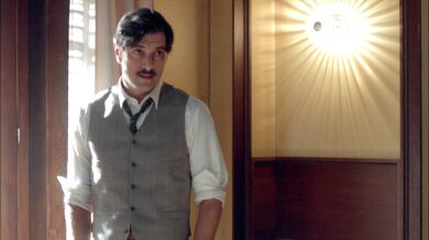 Lee en guión cómo Mateo le pide ayuda a Blanca y Emilio