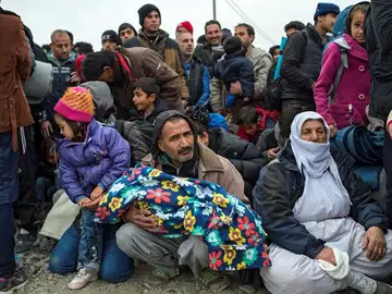 Inmigrantes bloquean las vías para que no pasen sirios, iraquíes y afganos Inmigrantes bloquean las vías para que no pasen sirios, iraquíes y afganos
