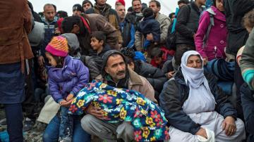 Inmigrantes bloquean las vías para que no pasen sirios, iraquíes y afganos