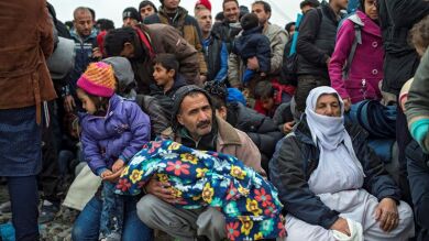 Unos 2.000 inmigrantes ilegales bloquean las vías que unen Macedonia con Grecia para que no pasen refugiados