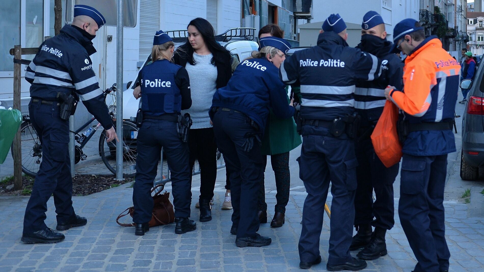 Polic&iacute;a de Bruselas realizan inspecciones