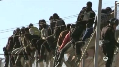 Dos inmigrantes entran a Melilla y otros cuatro están heridos, uno en la UCI, tras intentar saltar la valla