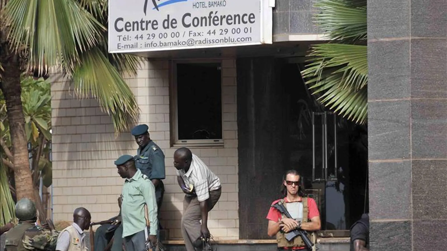 Las fuerzas de seguridad vigilan los alrededores del hotel donde tuvo lugar el ataque Las fuerzas de seguridad vigilan los alrededores del hotel donde tuvo lugar el ataque
