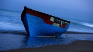 Vista de una patera en las costa de Cádiz