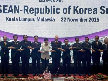 Los líderes de ASEAN tras firmar el acuerdo de mercado único