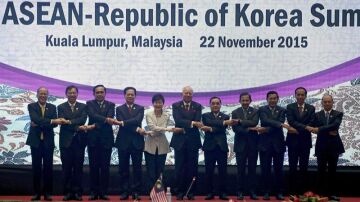 Los líderes de ASEAN tras firmar el acuerdo de mercado único