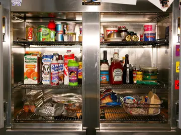 Una nevera con alimentos en su interior Una nevera con alimentos en su interior