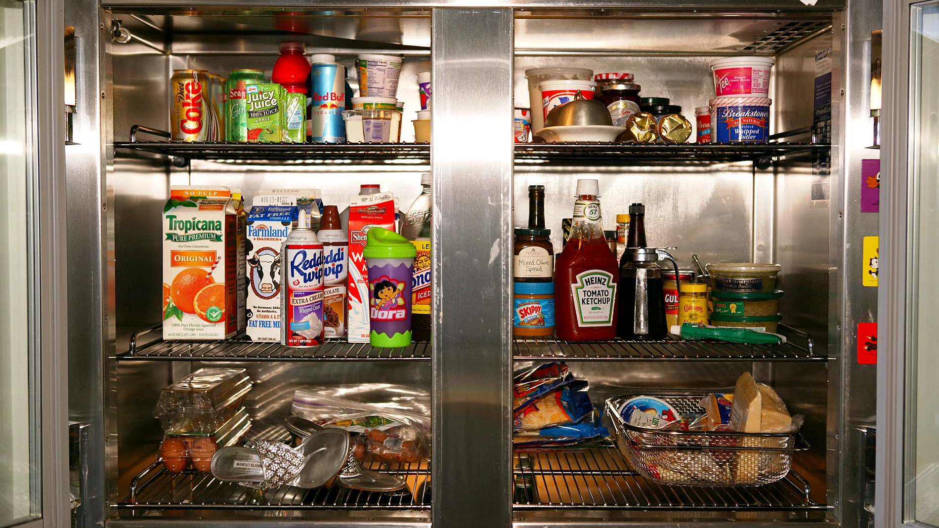 Una nevera con alimentos en su interior Una nevera con alimentos en su interior