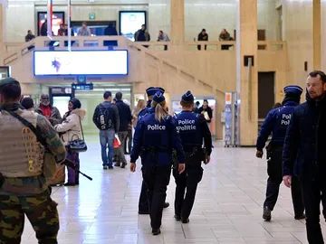 Policía en un aeropuerto de Bruselas Policía en un aeropuerto de Bruselas