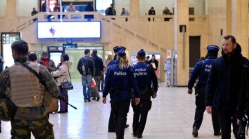 Policía en un aeropuerto de Bruselas