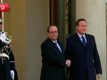 François Hollande y David Cameron a su entrada en la reunión en París