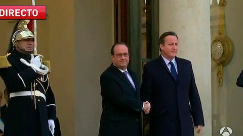 Fran&ccedil;ois Hollande y David Cameron a su entrada en la reuni&oacute;n en Par&iacute;s