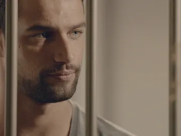 Lucas visita a Fara en los calabozos Lucas visita a Fara en los calabozos