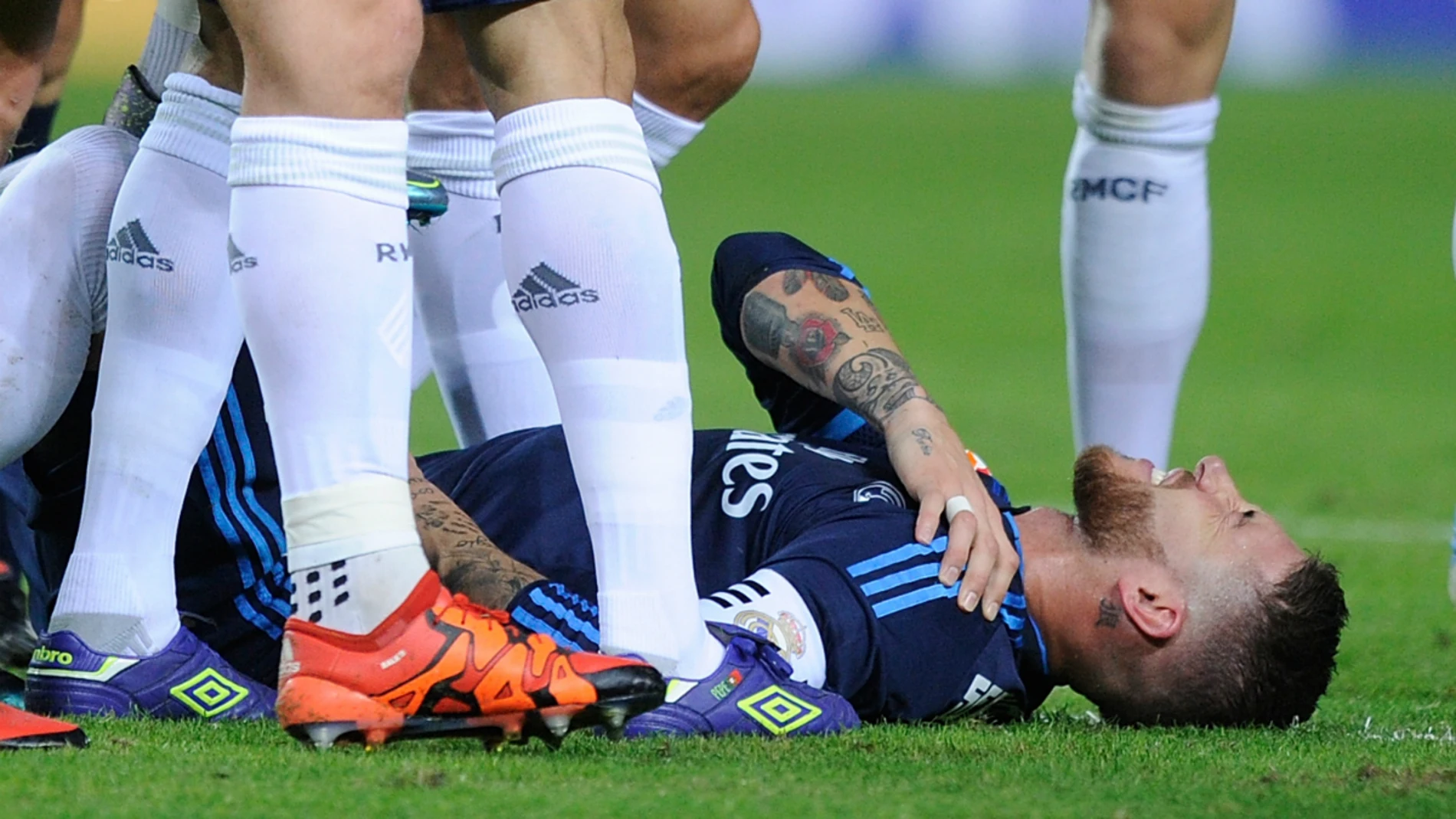 Ramos, doliéndose del hombro Ramos, doliéndose del hombro