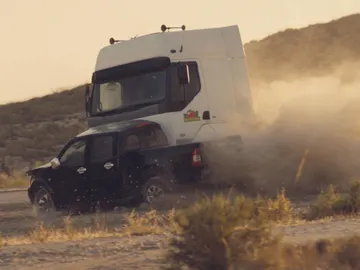 Un camión choca contra el coche de Héctor Un camión choca contra el coche de Héctor