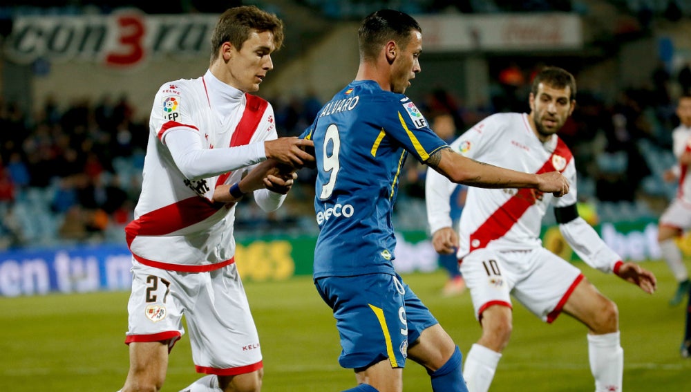 Jugadores disputando un balón en el Getafe - Rayo