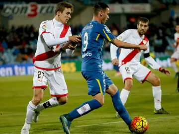 Jugadores disputando un balón en el Getafe - Rayo Jugadores disputando un balón en el Getafe - Rayo