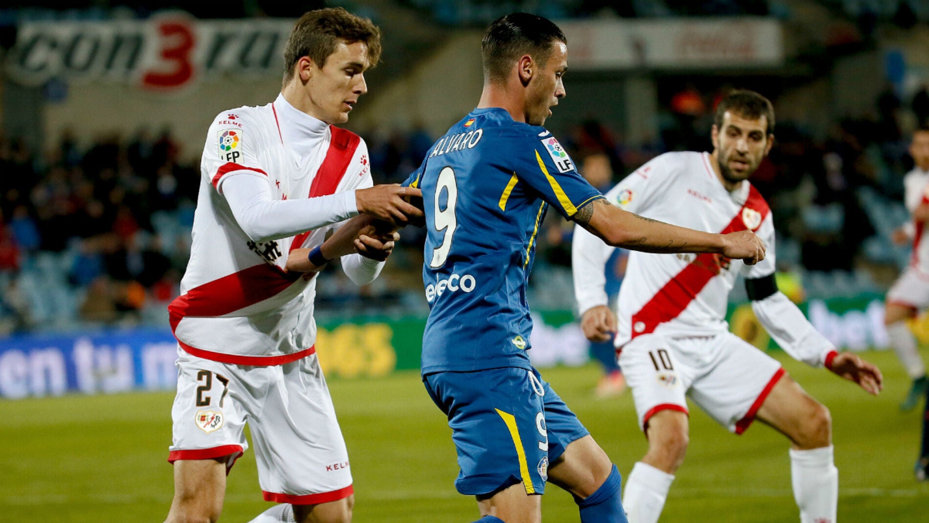 Jugadores disputando un bal&oacute;n en el Getafe - Rayo