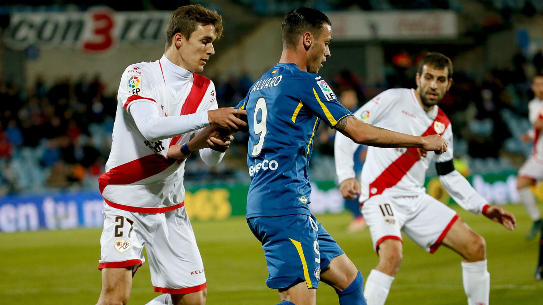 Jugadores disputando un balón en el Getafe - Rayo Jugadores disputando un balón en el Getafe - Rayo