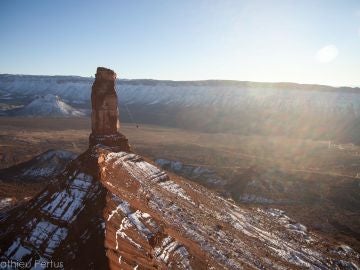 Théo Sanson cruzando el desierto de Utah Théo Sanson cruzando el desierto de Utah