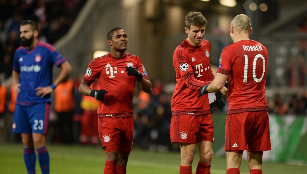 Muller celebra un gol del Bayern con Robben