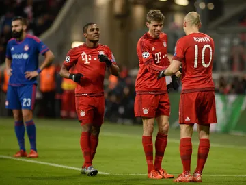 Muller celebra un gol del Bayern con Robben Muller celebra un gol del Bayern con Robben
