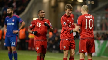 Muller celebra un gol del Bayern con Robben