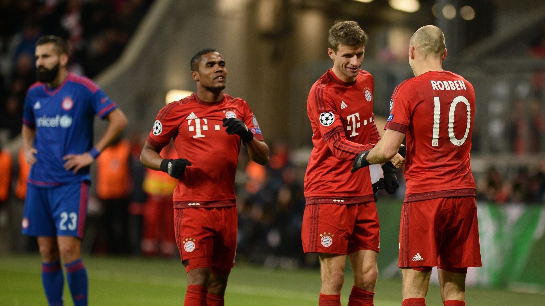 Muller celebra un gol del Bayern con Robben