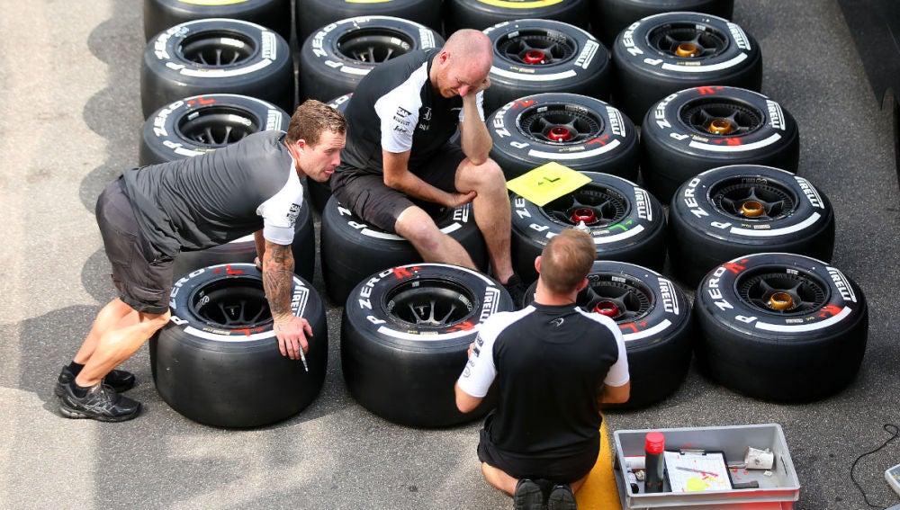 Miembros de McLaren comprueban unos neumáticos en Monza