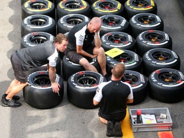 Miembros de McLaren comprueban unos neumáticos en Monza