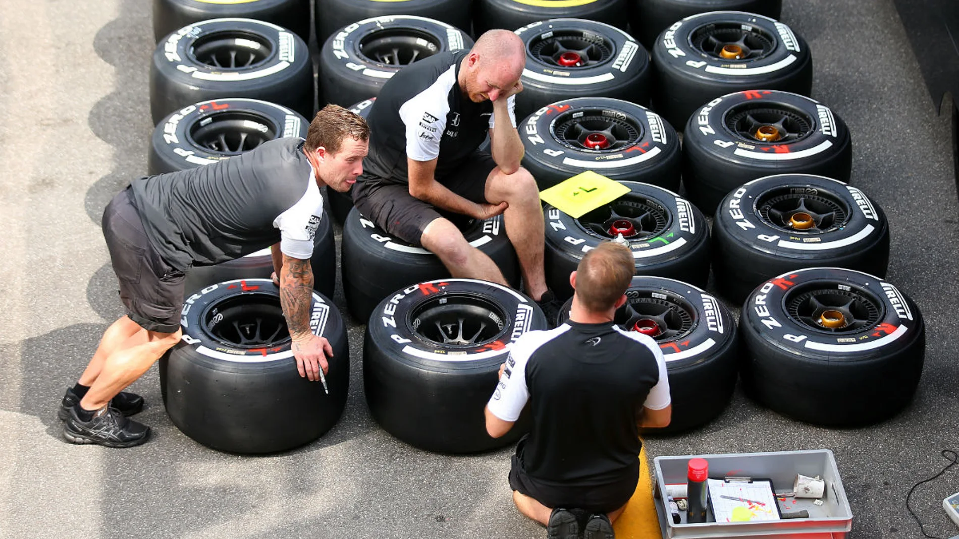 Miembros de McLaren comprueban unos neumáticos en Monza